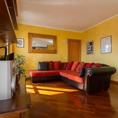 Bright House With 2 Bedrooms & A Unique Terrace Apartment Bergamo